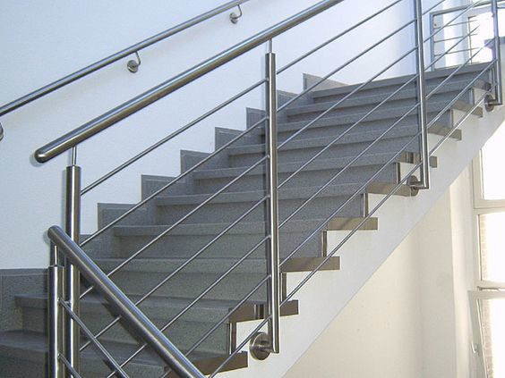 Edelstahlgeländer für ein Treppenhaus von der Ihr MetallbauTeam Delic & Schachinger GmbH