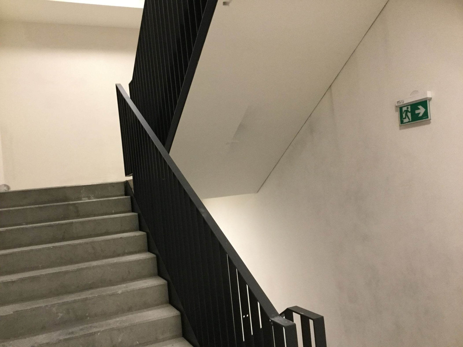 Edelstahlgeländer für ein Treppenhaus von der Ihr MetallbauTeam Delic & Schachinger GmbH